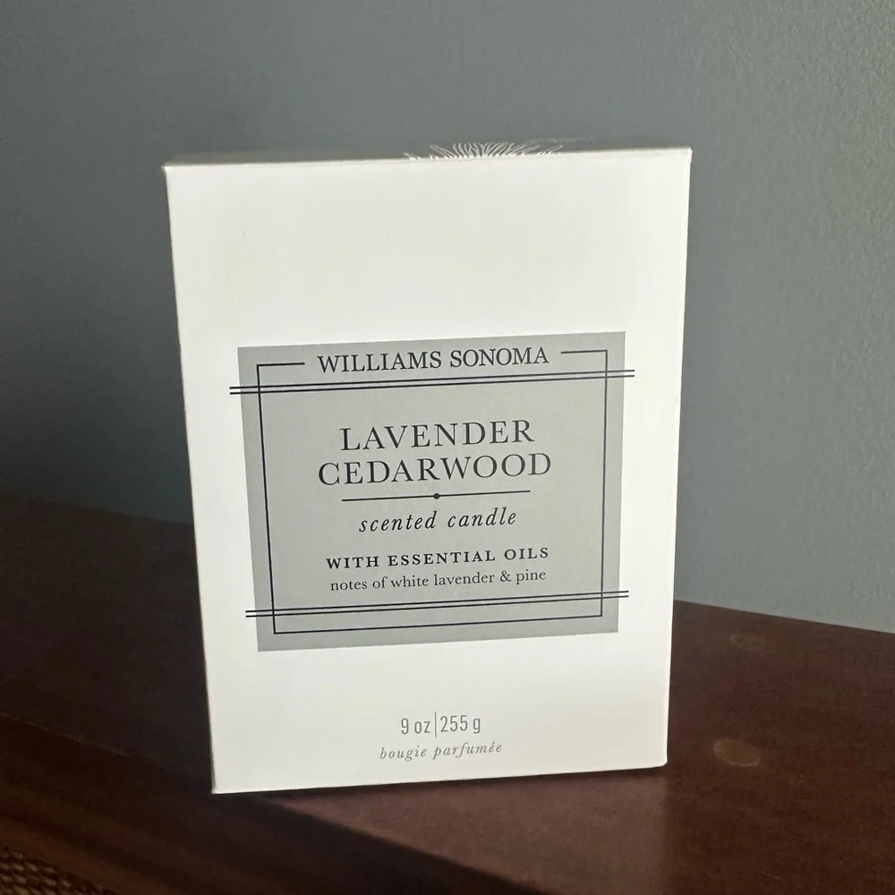 NIB. William Sonoma Lavender Cedarwood Scented Candle 225g/9oz. 48 hrs burn time